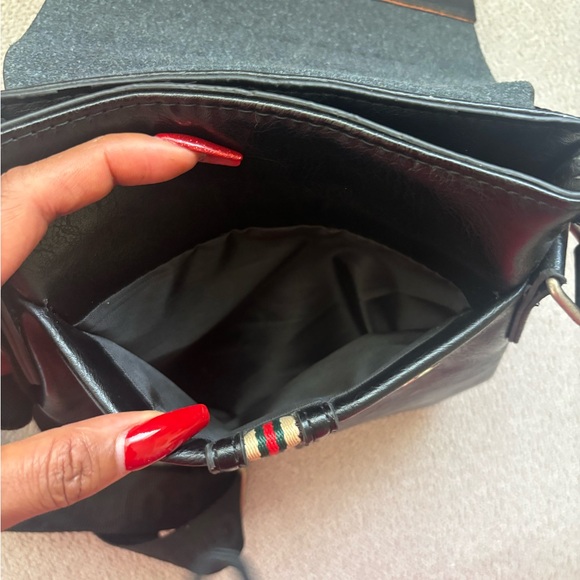 Gucci Black Messenger Bag with Signature Striped Detail unisex new - Picture 5 of 10